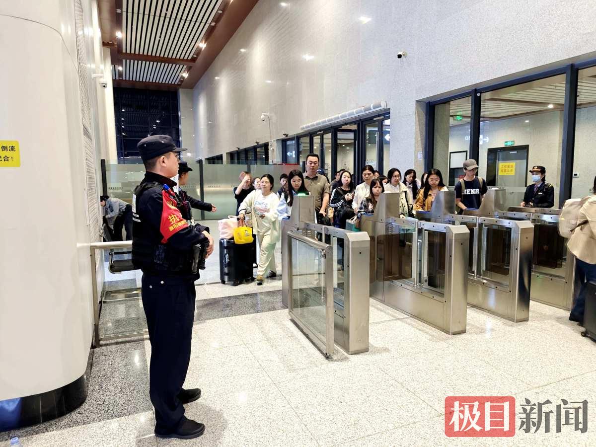 图2：民警正在维护旅客进站秩序。.jpg