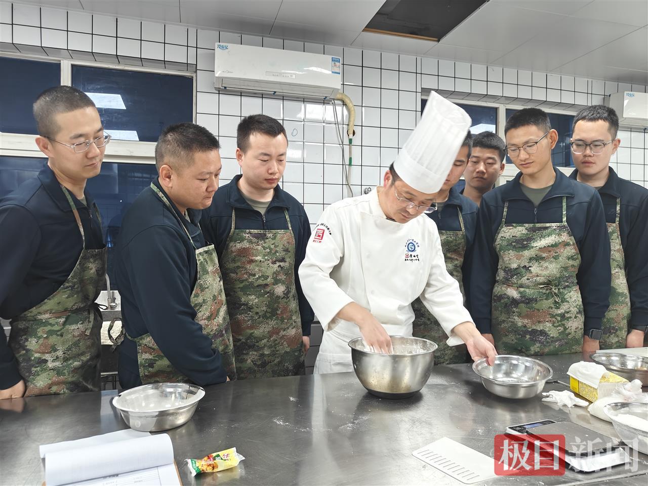 学院烹饪专业团队为解放军某部烹饪技能培训.jpg