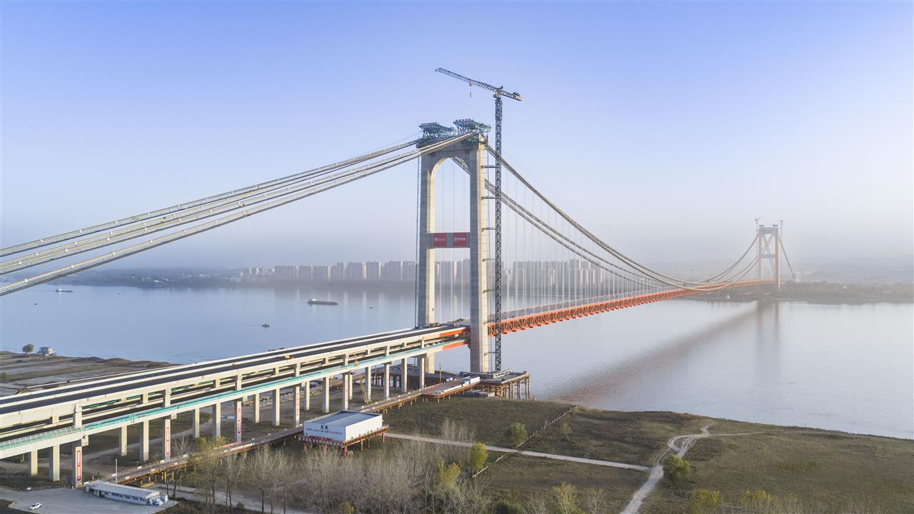 燕矶长江大桥顺利合龙.jpg