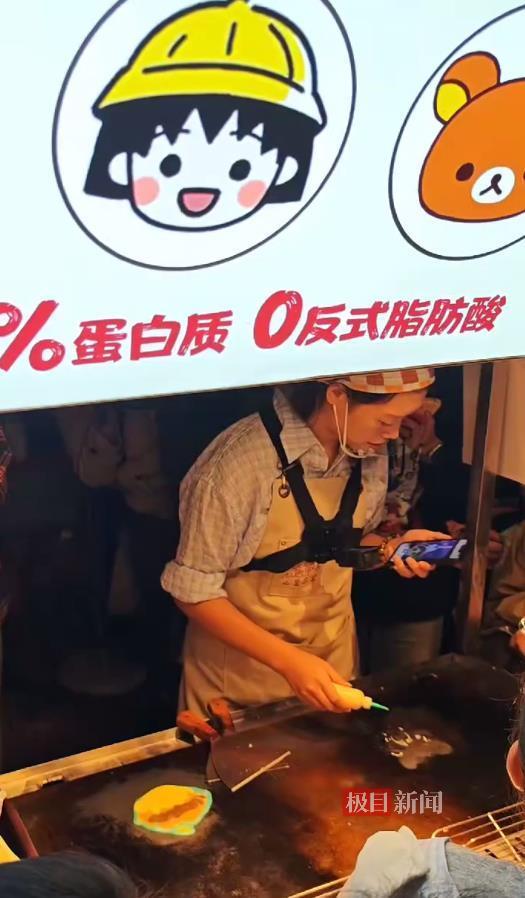 成都女子艺术卡通煎饼摊走红:顾客排队5小时,花65元买到一个煎饼舍不得吃