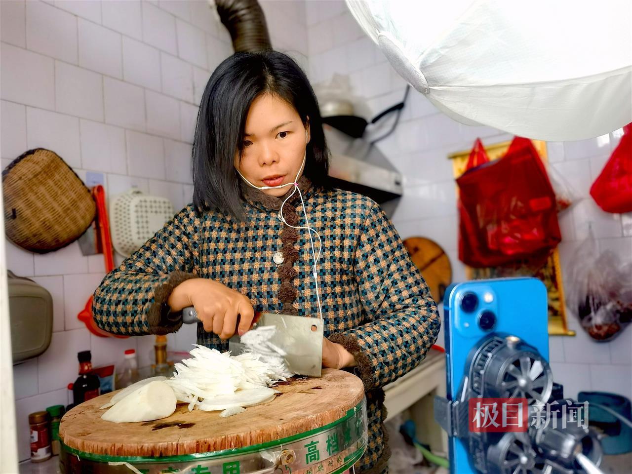 边切菜边直播.jpg 边切菜边直播.jpg