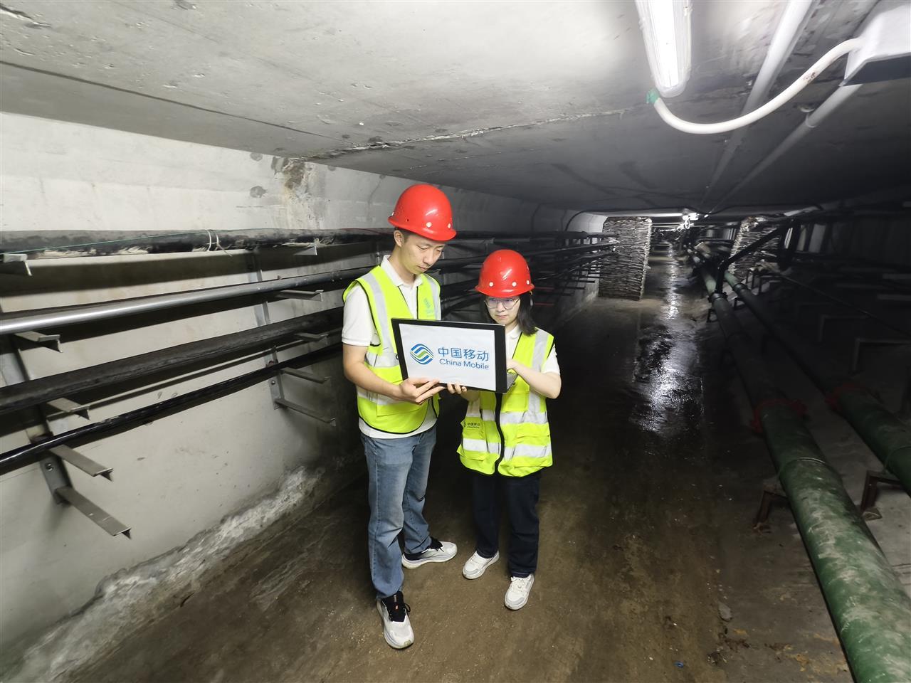 技术人员在隧道内优化测试5G-A网络.jpg