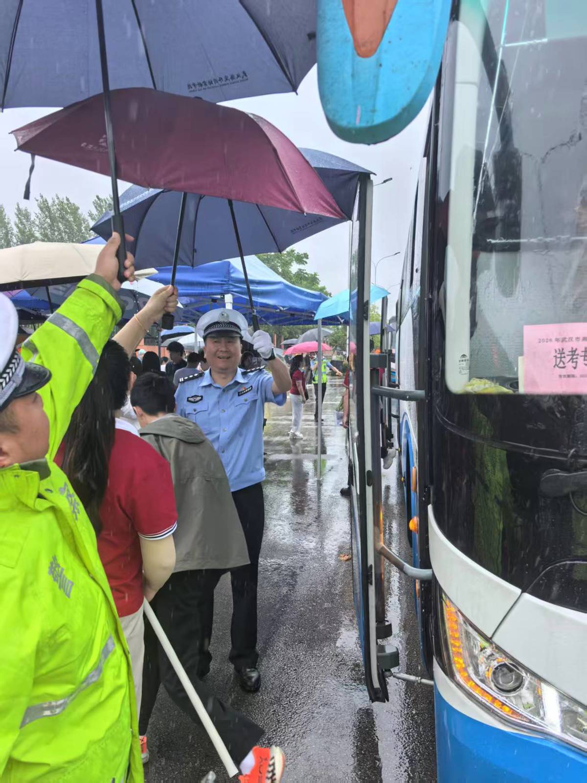 “一校一策”,风雨无阻!武汉交警用速度和温度交出护考答卷 | 极目新闻