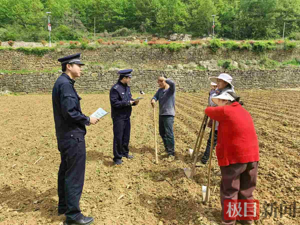 图1：民警深入田间地头唠安全.jpg
