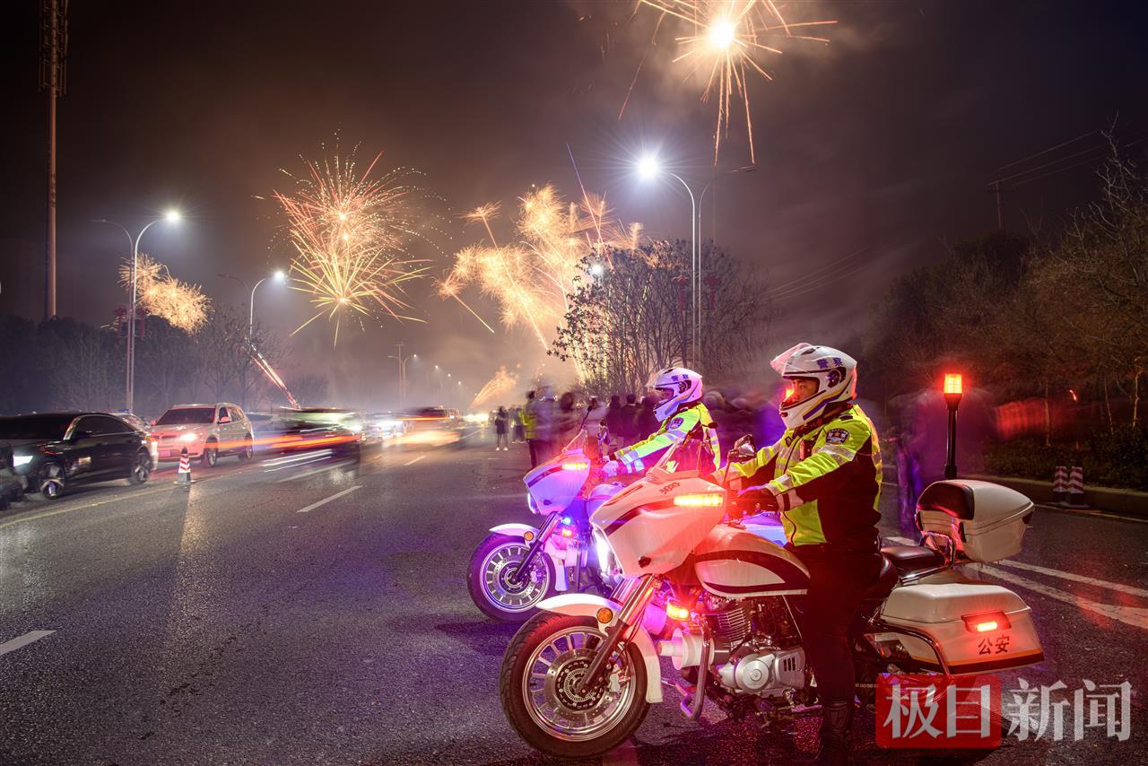 图二 护航烟花爆竹燃放点安全（周智勇摄）.jpg