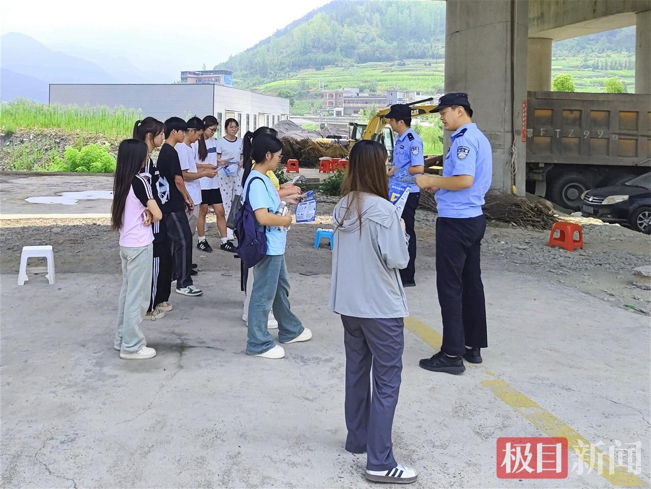 图2：民警向学员宣讲安防知识.jpg