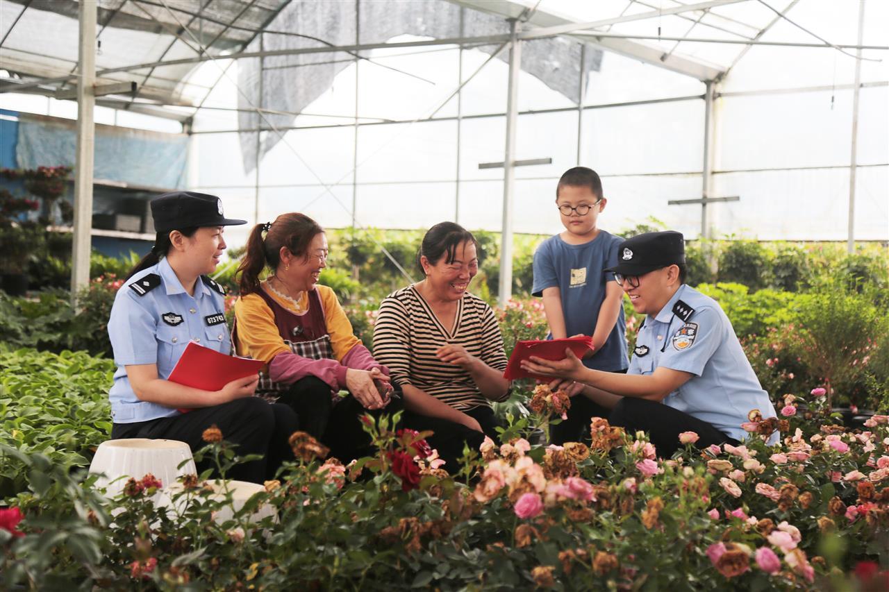 民警深入花卉苗木示范基地，向花农、合作社经营主体宣讲合同诈骗知识。.jpg