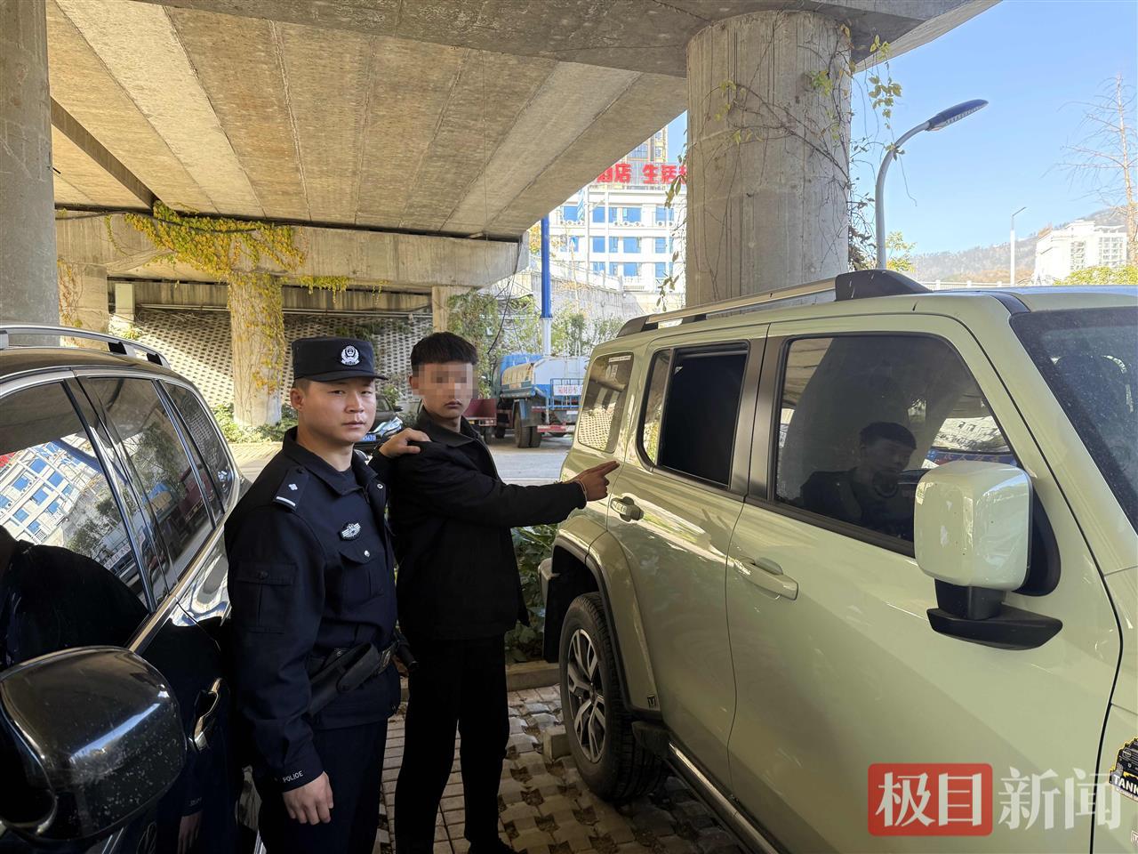 图5：民警带领嫌疑人指认现场。.jpg