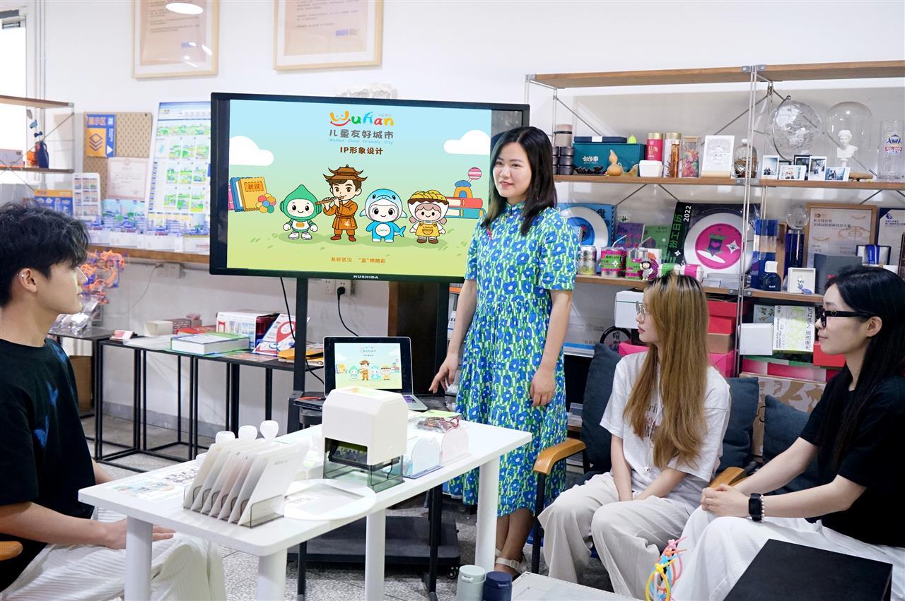 7 视觉创研设计工作室团队正在讨论武汉儿童友好城市IP形象设计。.jpg