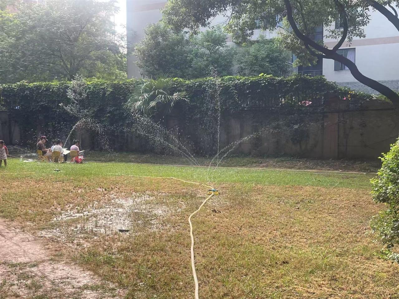 3、草坪，喷灌在跳舞给草儿洒水.jpg