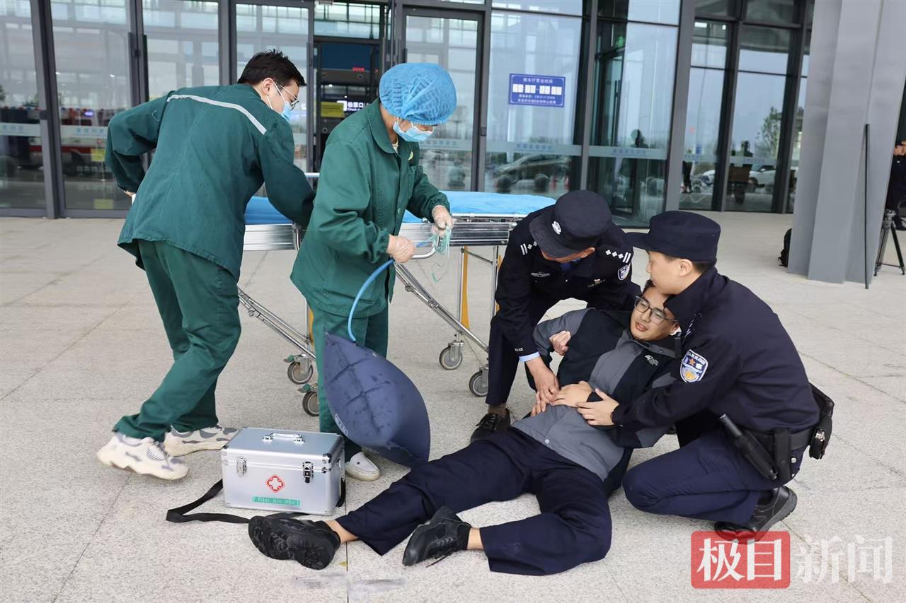 图四 急救中心对“伤员”进行紧急救治.jpg