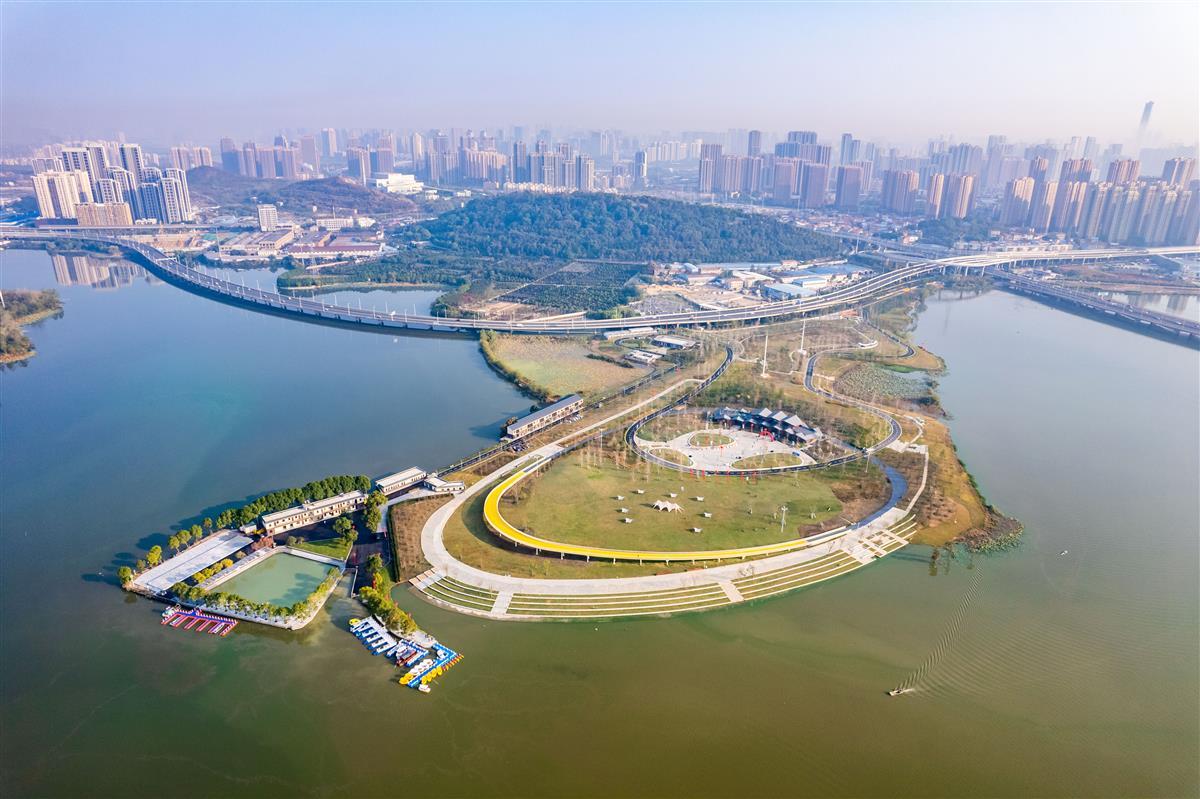 武汉龙阳湖半岛园区开园,建有环湖慢跑绿道,可280度观景 | 极目新闻
