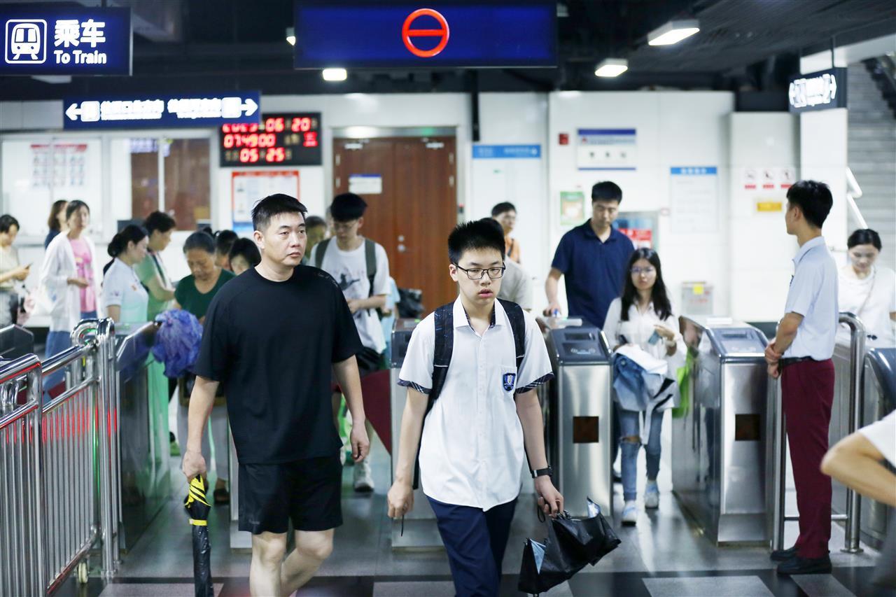 中考首日，考生利用地铁出行前往考点 产启斗摄.JPG