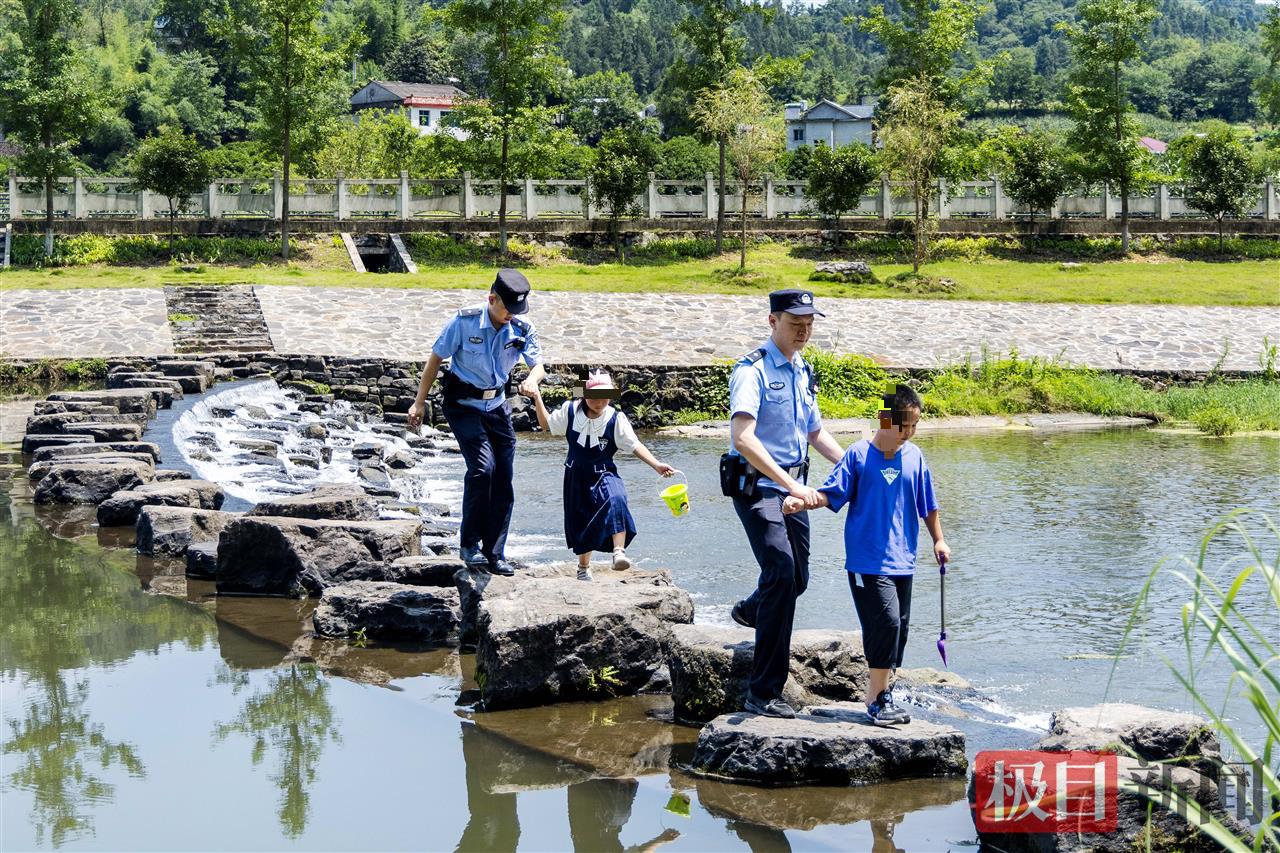 民警劝离危险涉水儿童.jpg