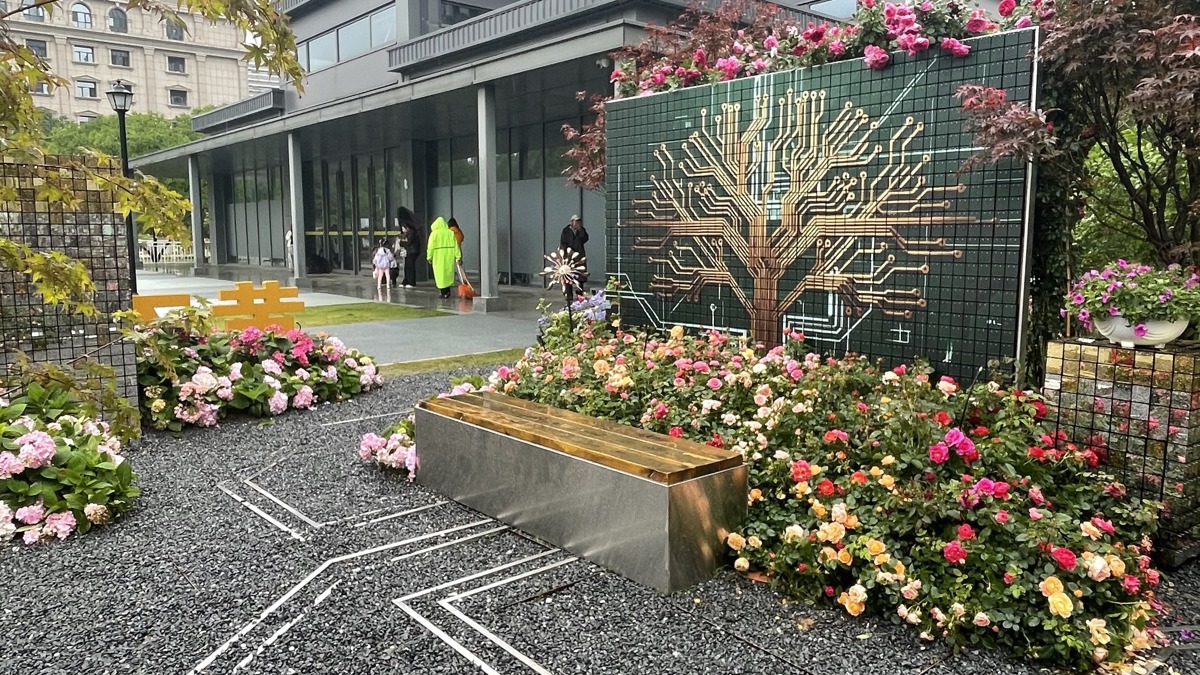 竖起电路板，地面是电路.JPG