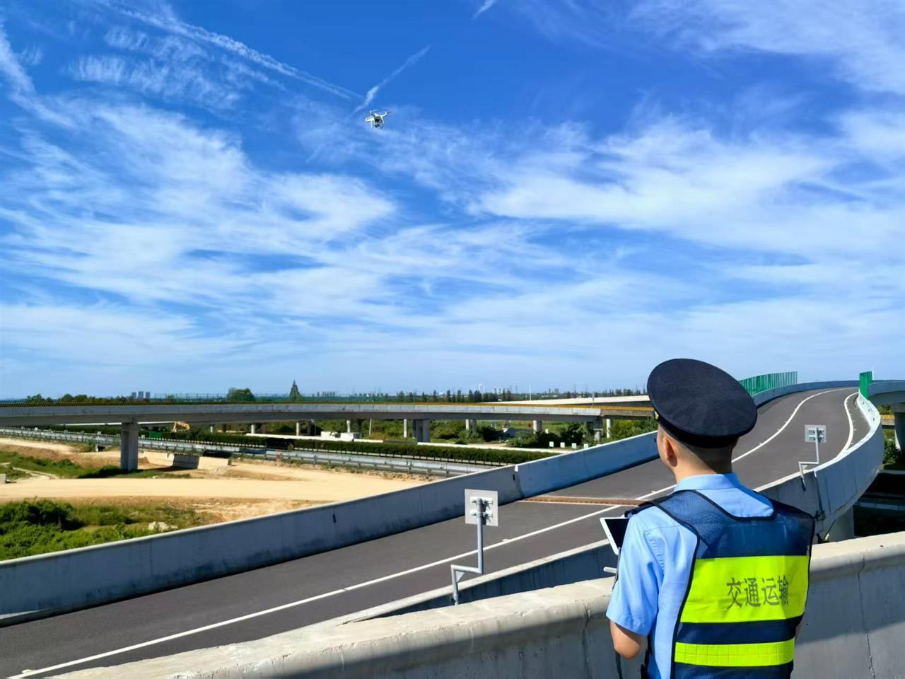 三、执法人员使用无人机开展空中巡查.jpg