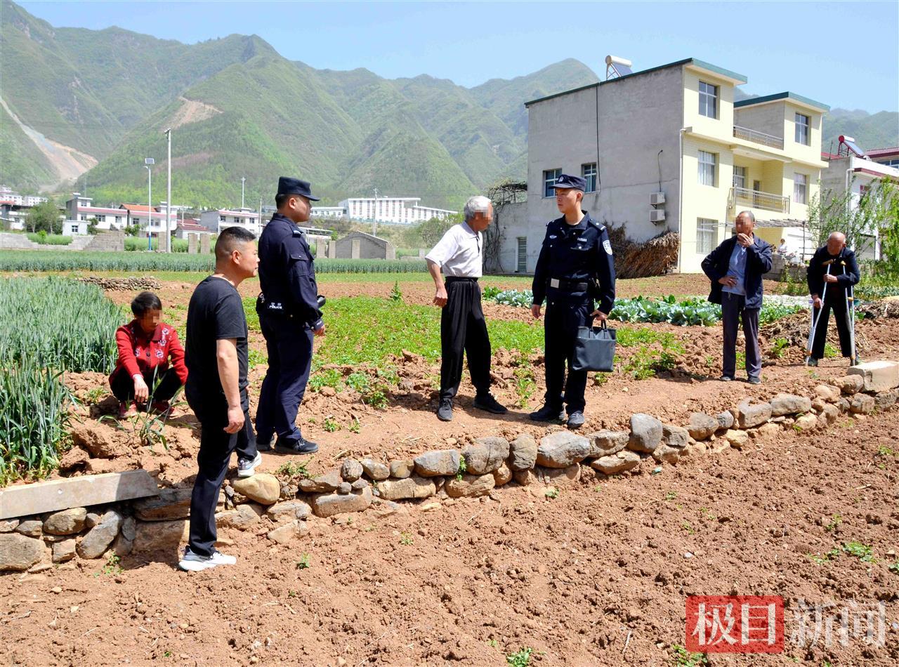 图3：民警在田间地头调解矛盾纠纷（通讯员刘诗雨 摄）.jpg