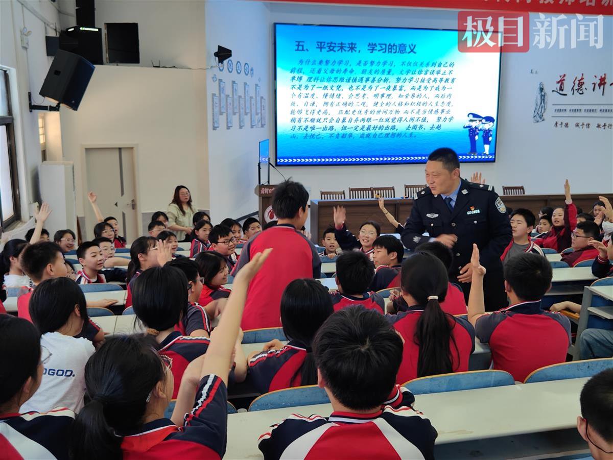 民警与师生互动竞答动.jpg