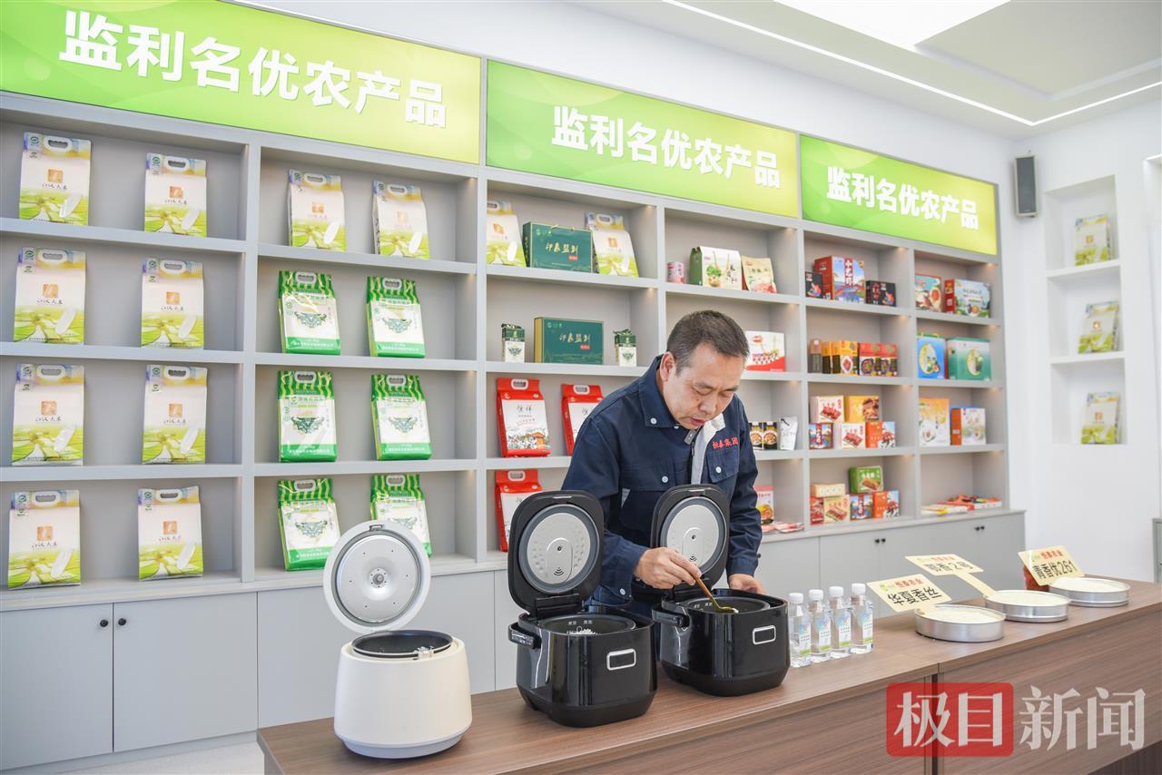 9月19日，在湖北恒泰农业集团，品鉴师正在品鉴“江汉大米”煮熟后的特性。（极目新闻记者 黄志刚 摄）.jpg