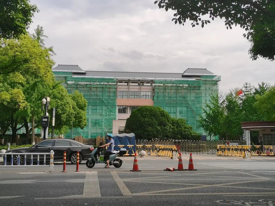 丁家庄社区对面的萧山区高桥小学 浙江在线见习记者 田雨阳 摄