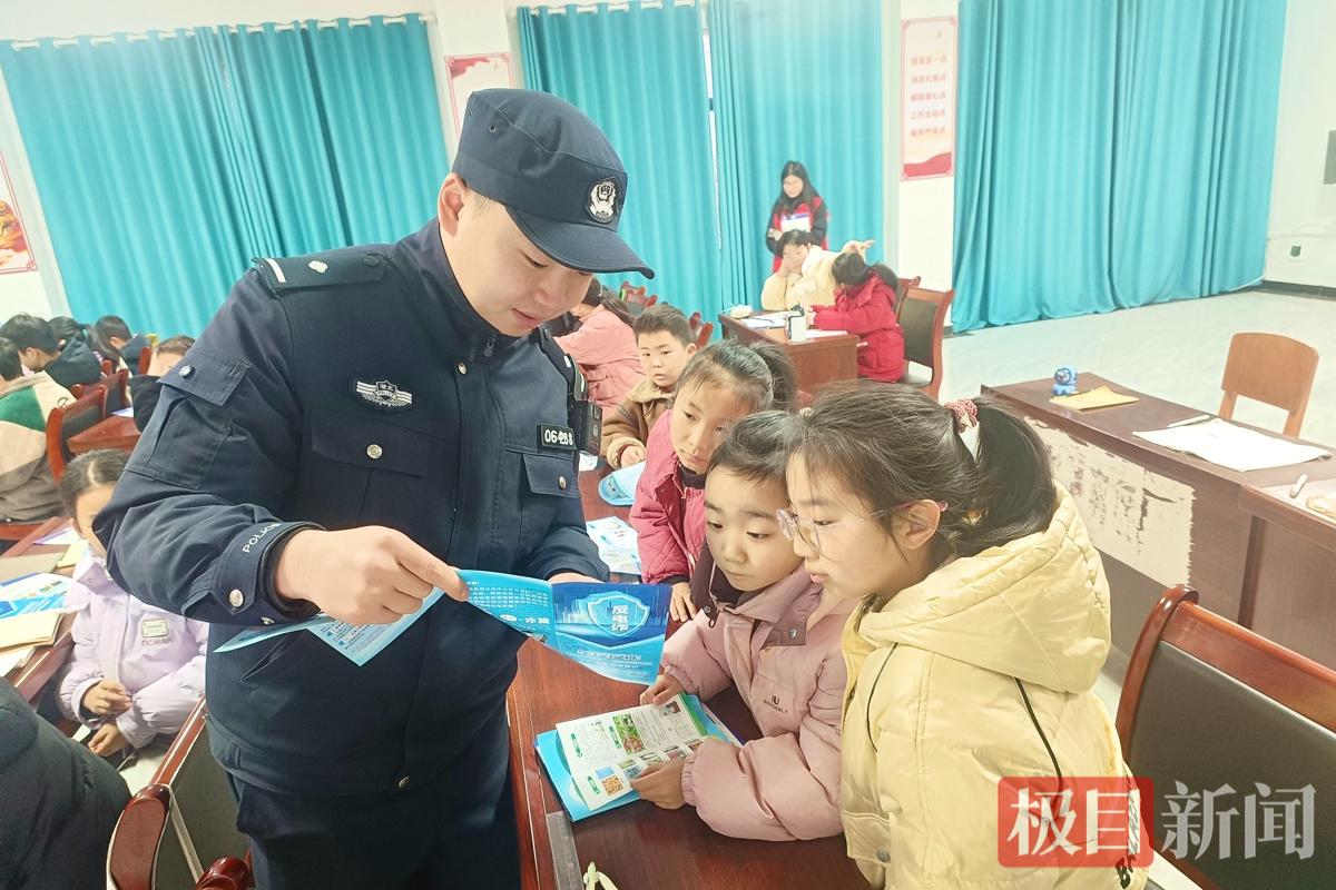 图二 民警给孩子讲解安全知识.jpg