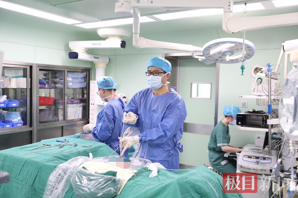 疼痛科專家為患者實施微創(chuàng)手術治療 (1)_副本.jpg