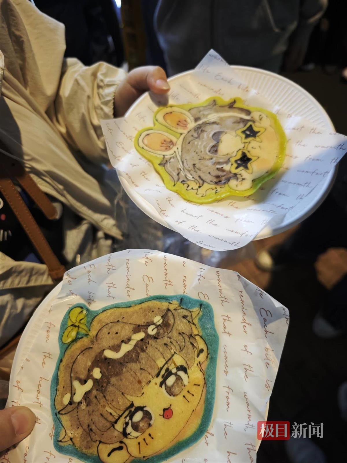 成都女子艺术卡通煎饼摊走红:顾客排队5小时,花65元买到一个煎饼舍不得吃