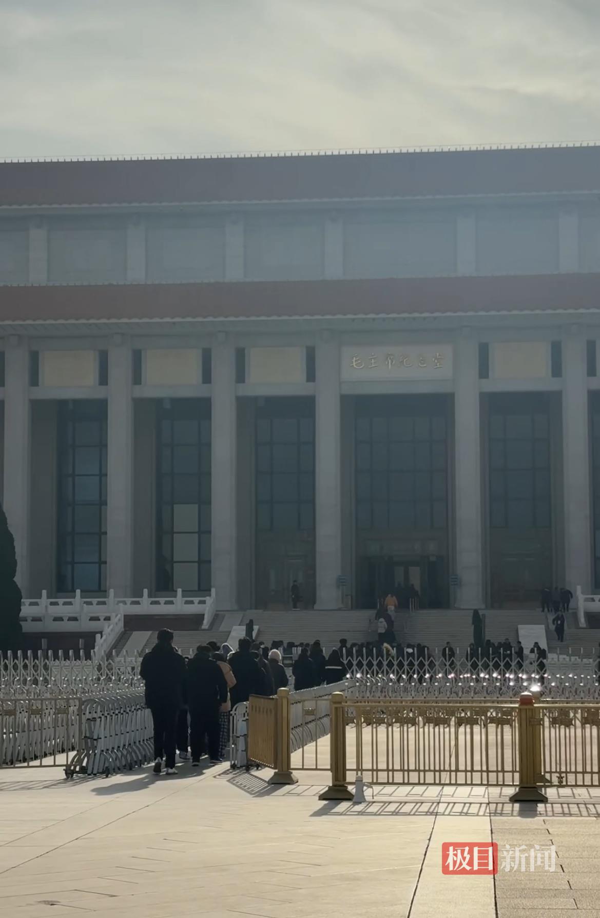 纪念毛主席诞辰132周年，北京大爷排队三小时参观纪念堂，付出值得