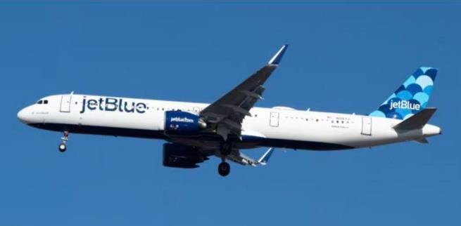 美军机未开启应答器横穿航线，惊险逼近民航客机事件