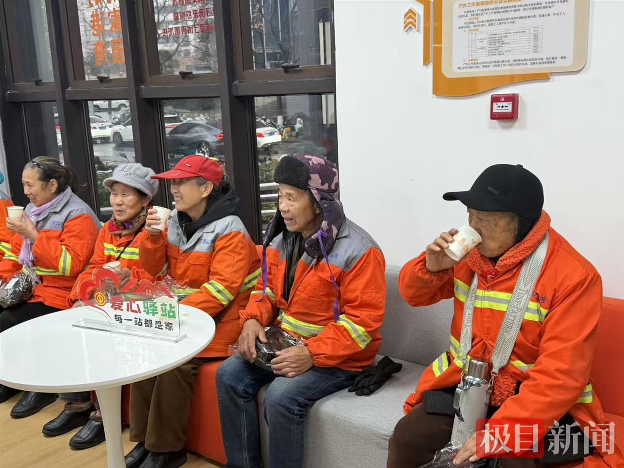 6环卫工人在驿站歇脚取暖.jpg