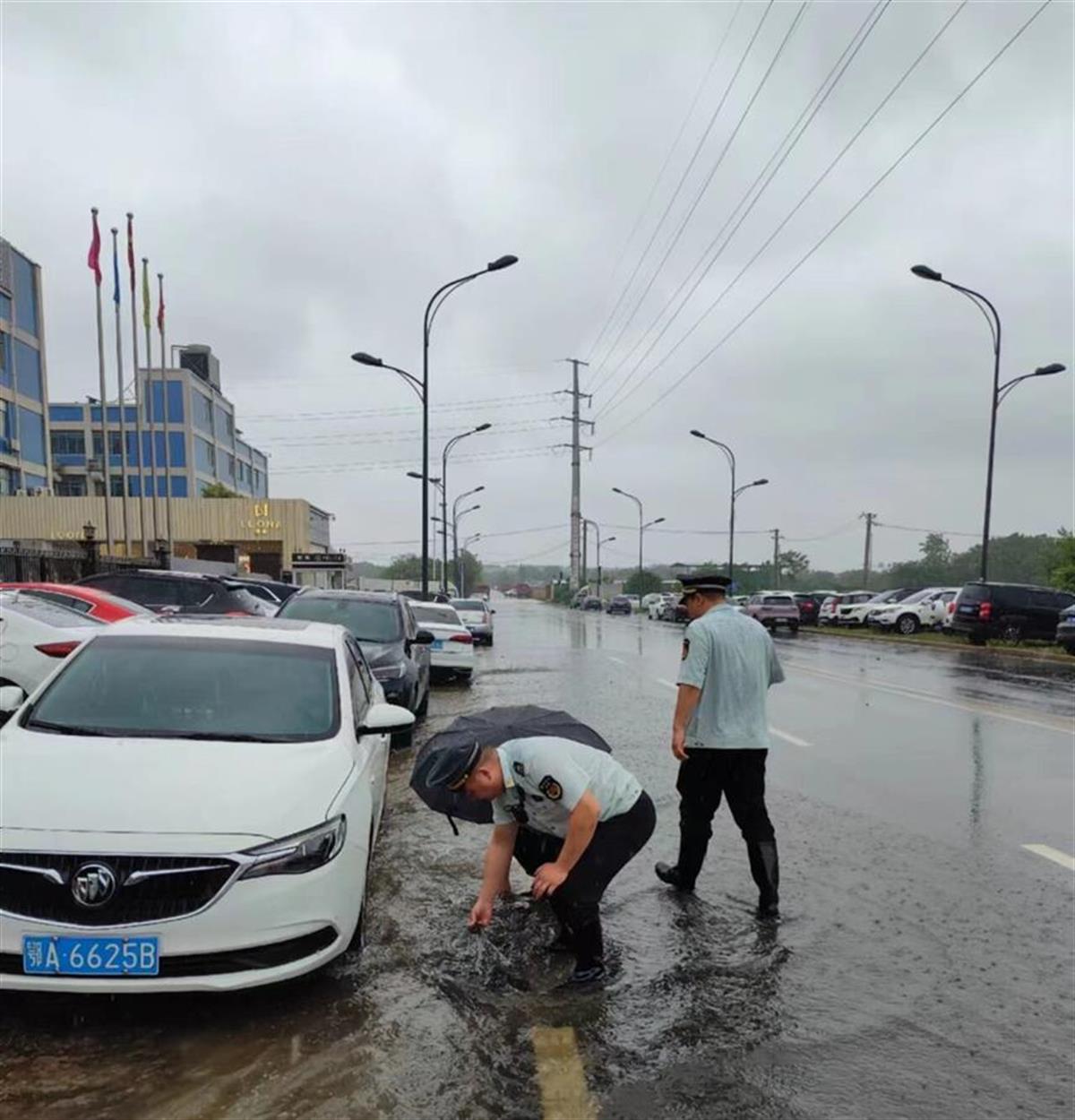 腾龙大道艾尔菲洋沿线排水井堵塞，现已清理通常可正常排水 (2).jpg