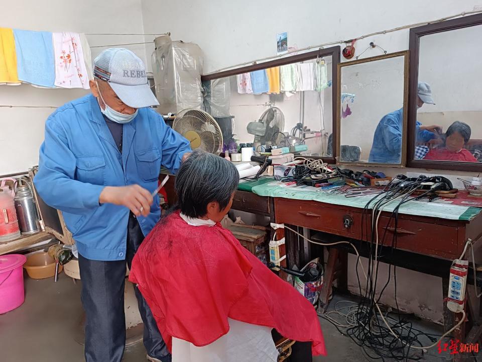 92岁理发师的剃头人生9岁当学徒只收5元十年没涨价