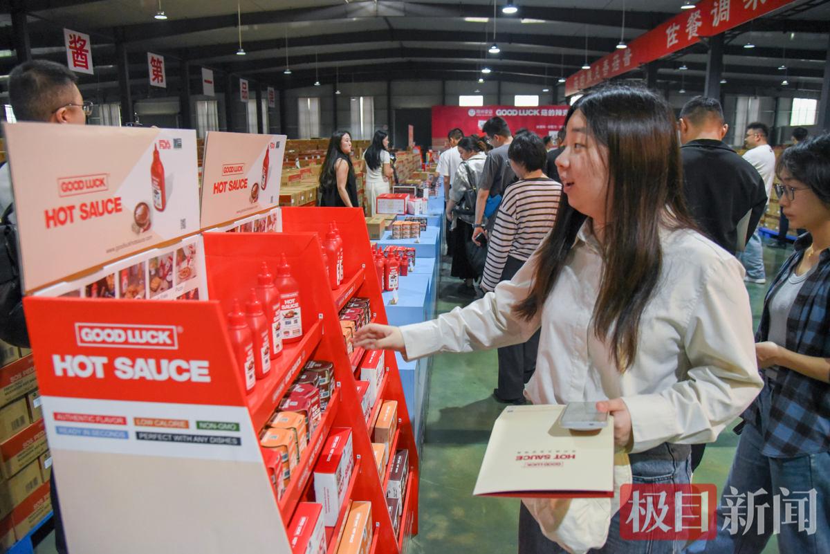5月28日，媒体记者湖北农发品源科技有限公司产品展示区参观。（极目新闻记者 黄志刚 摄）.jpg