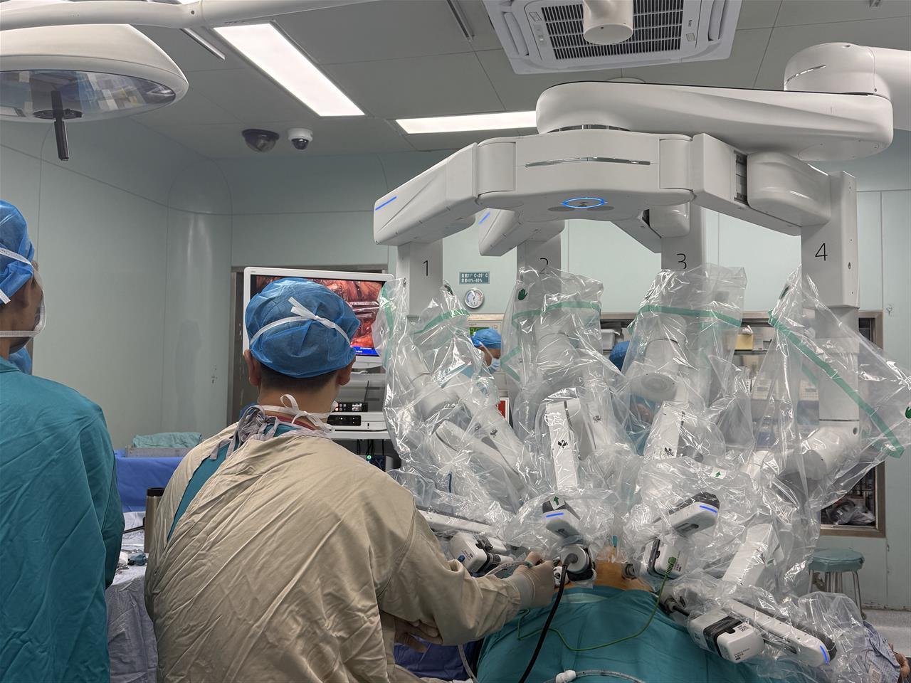 潜江市中心医院成功开展本地区首台机器人手术.jpg