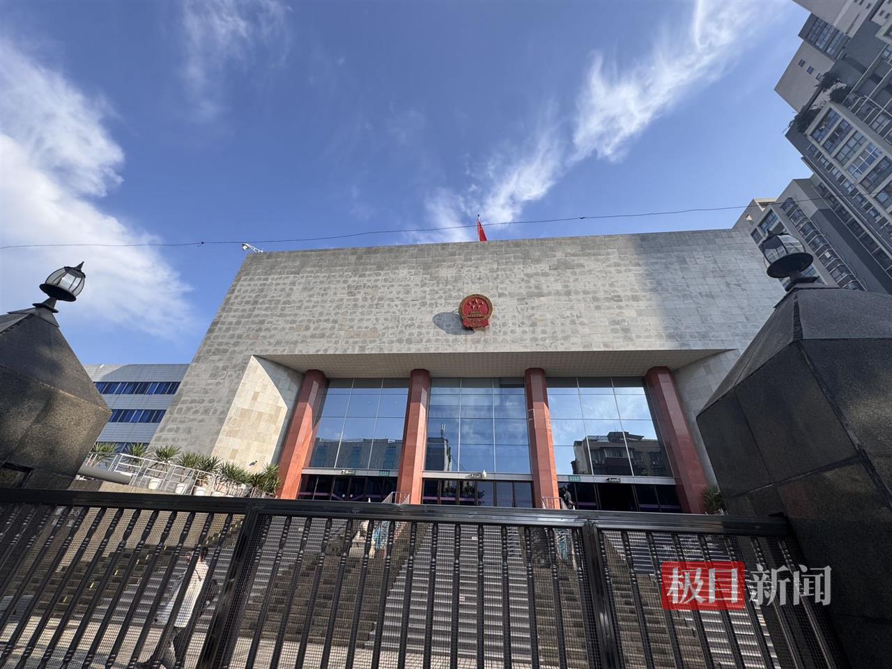 “成都27岁女子家门口被害案”今日开庭审理，旁听人员：凶手辩称是正当防卫，一直为自己开脱 | 极目新闻