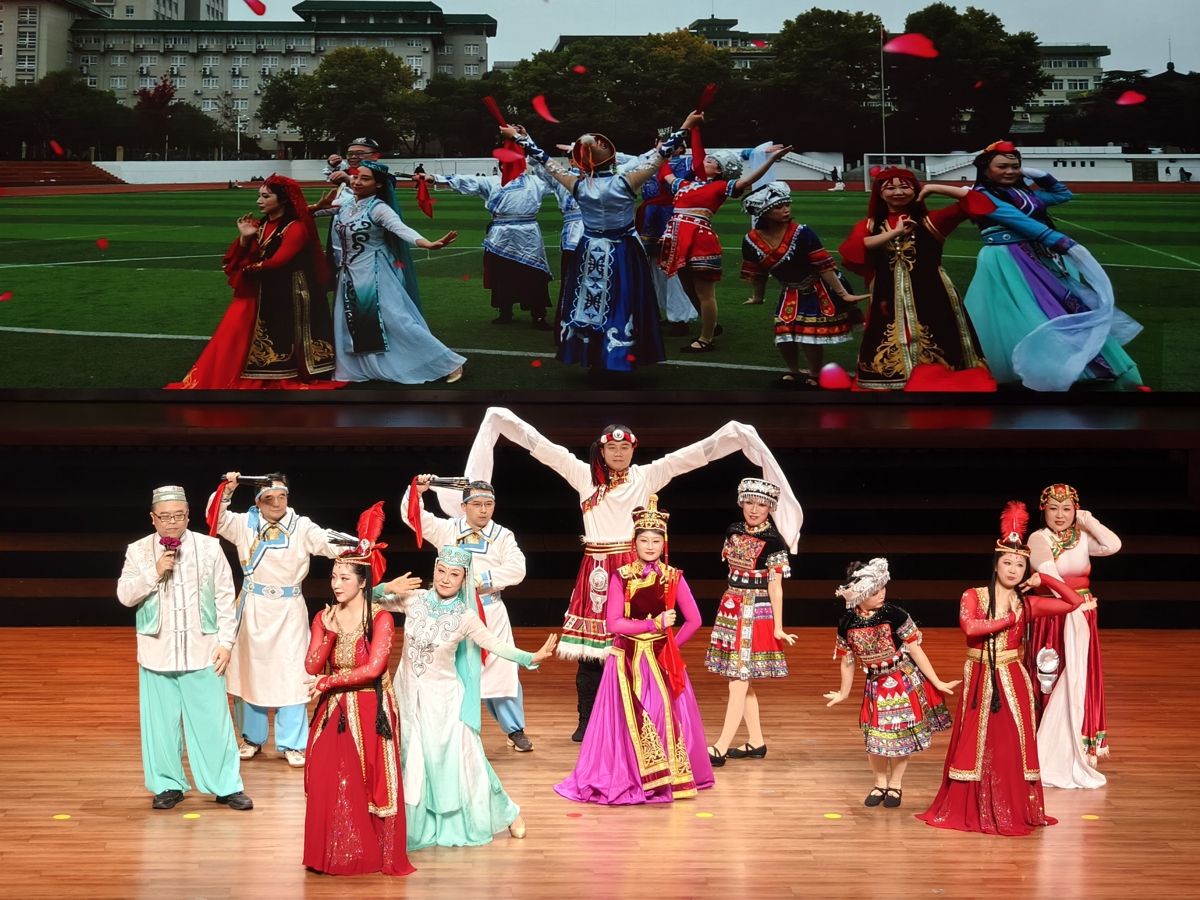 《锦绣同袍舞中华》表演现场。陈韶月摄.jpg