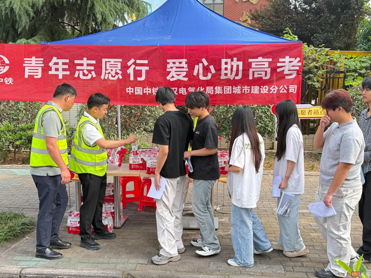 学子领取物资.jpg