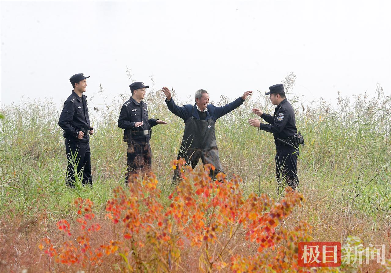 图为2025年11月4日，湖北省荆门市沙洋县公安、自然资源和规划等部门联合在潘集湖国家湿地公园开展湿地保护宣传与候鸟监测巡护行动。当天，太山村村民（右二）向沙洋县公安局曾集派出所民警讲述其近日目击大型越冬候鸟的情景。.jpg