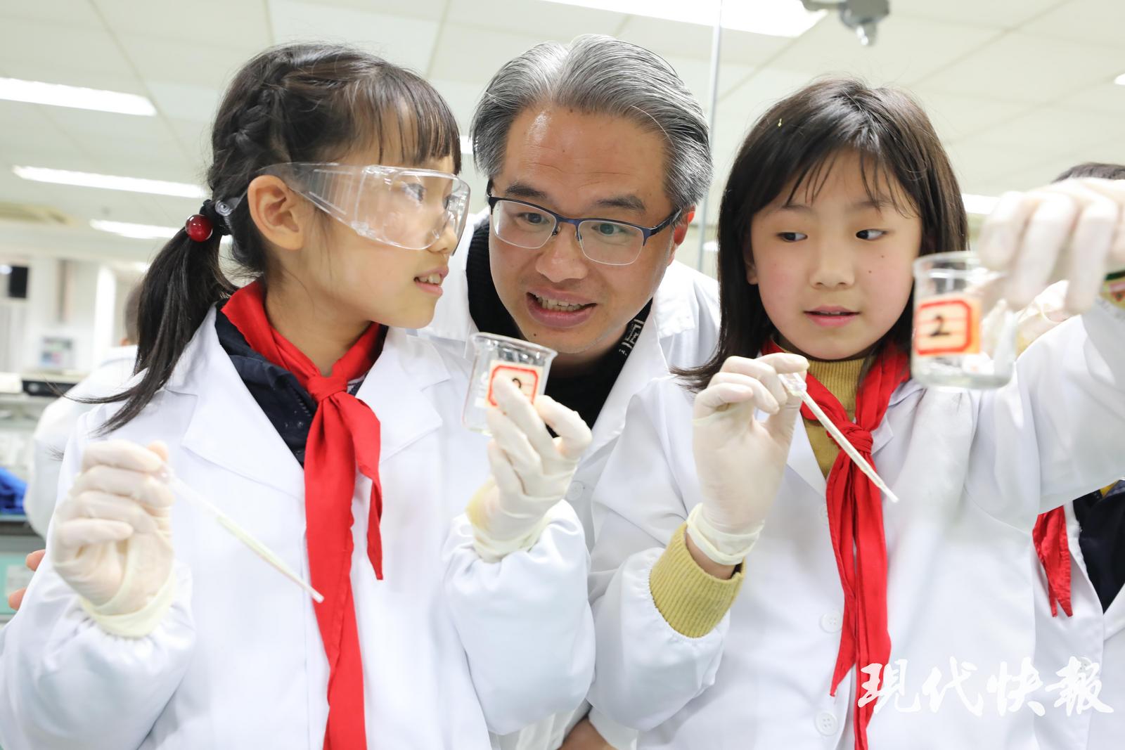 近距离感受科学魅力!南京小学生变身"科学家"走进南大做实验