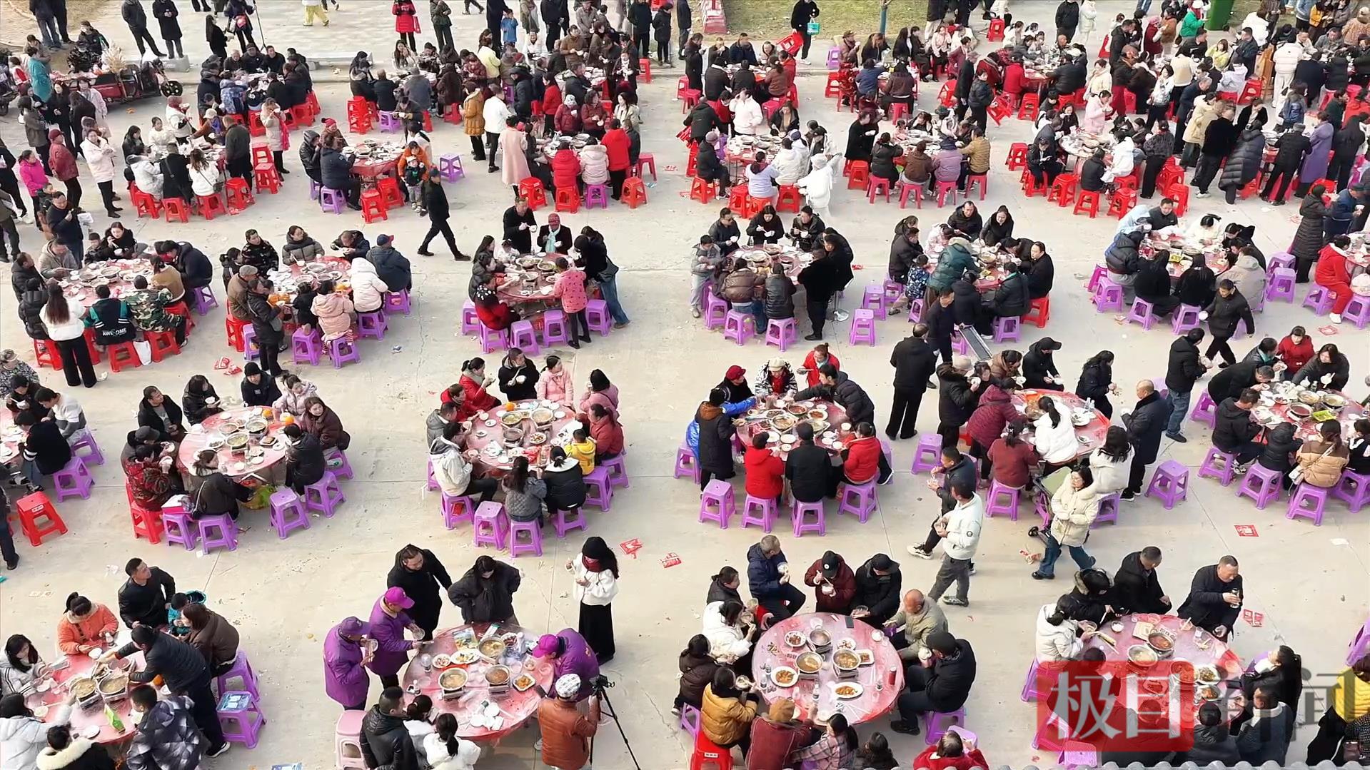 千人杀猪宴现场 （视频截图）.png