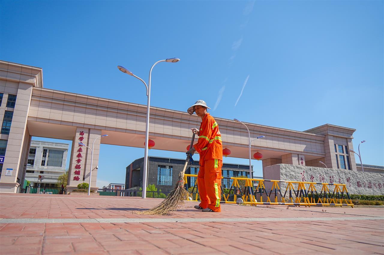 径河街环卫工人对学校周边进行清扫保洁.jpg