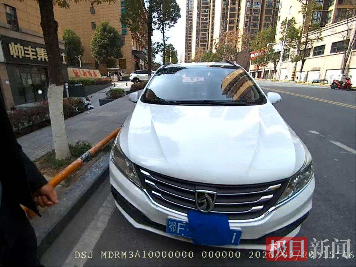 3 鄂F8M1白色轿车.jpg