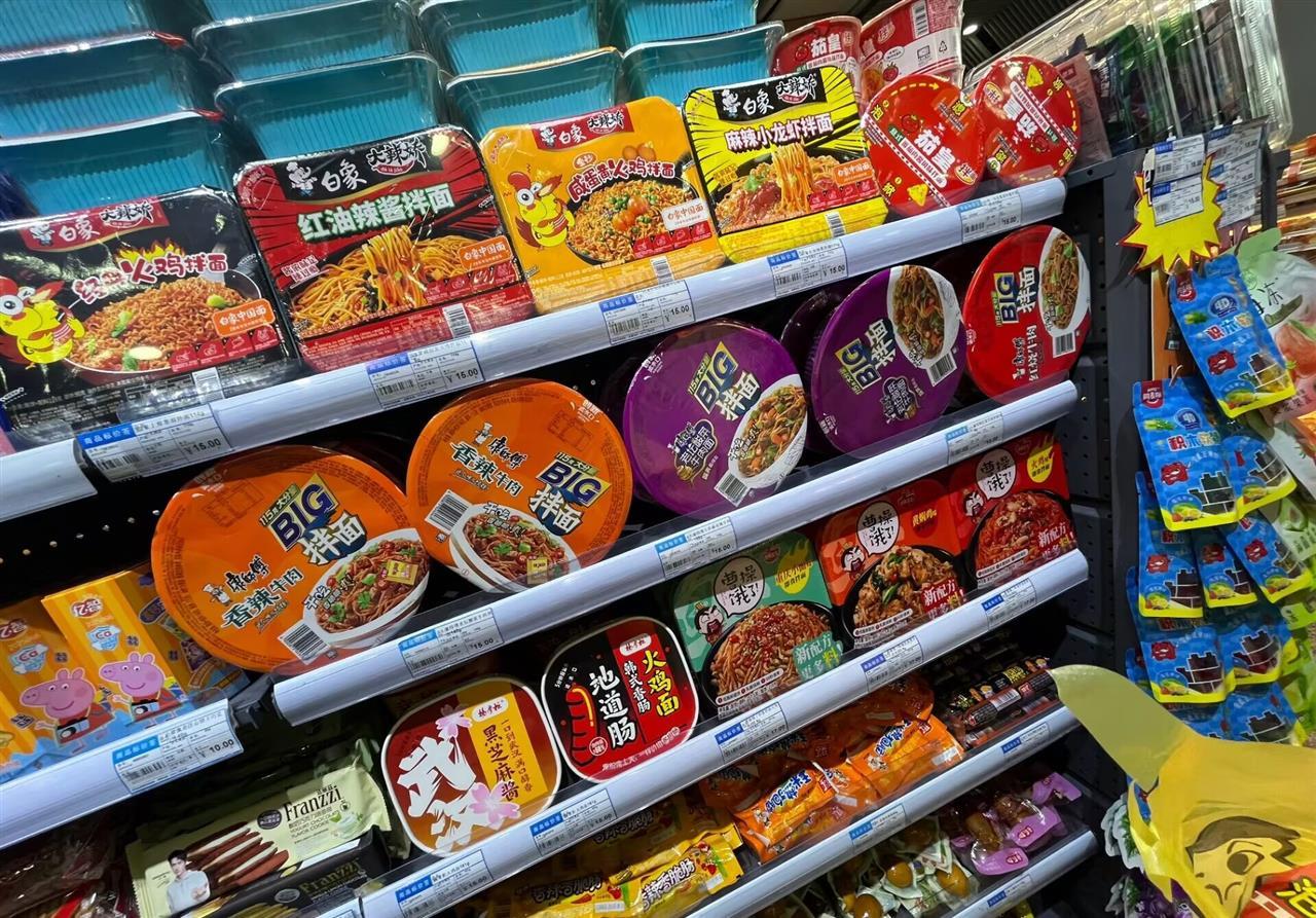广州东站商店下架泡面引热议，多地高铁站工作人员：仍有泡面售卖，但不能在列车上吃