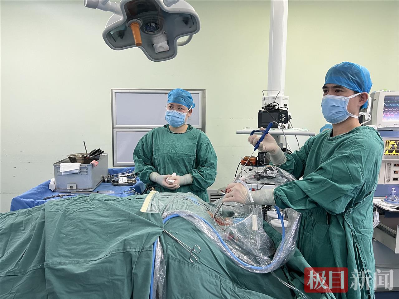 郭振鹏（左）在做手术.png