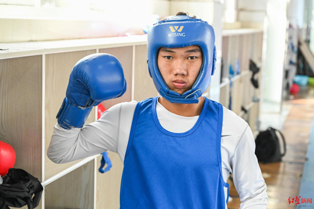 "八角笼外"的格斗少年:回归学校读书,已夺多个拳击冠军 | 极目新闻