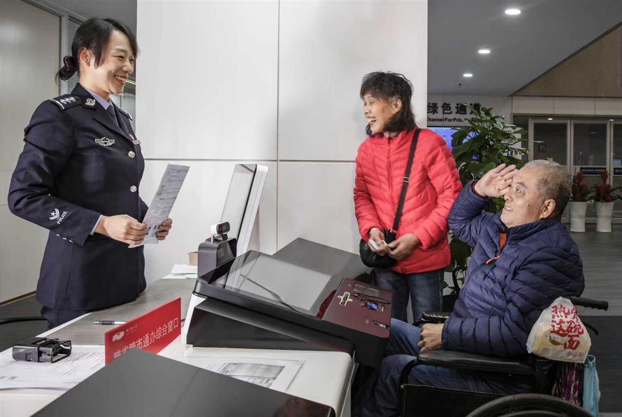 窗口民警优化“四办”服务 被群众点赞.jpg