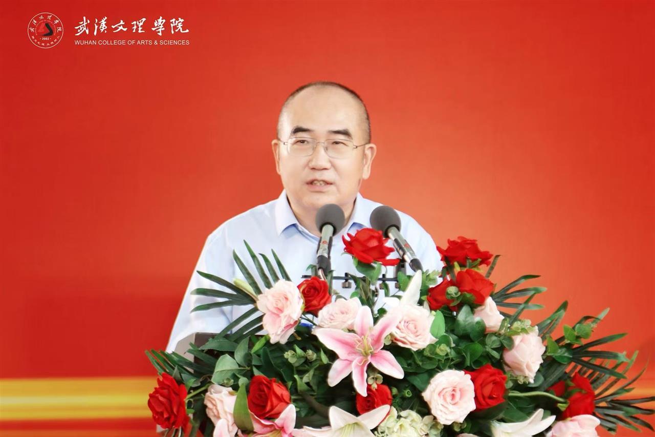 “人民英雄”张定宇走进武汉文理学院，他鼓励新生：做挺身而出的平凡人 | 极目新闻