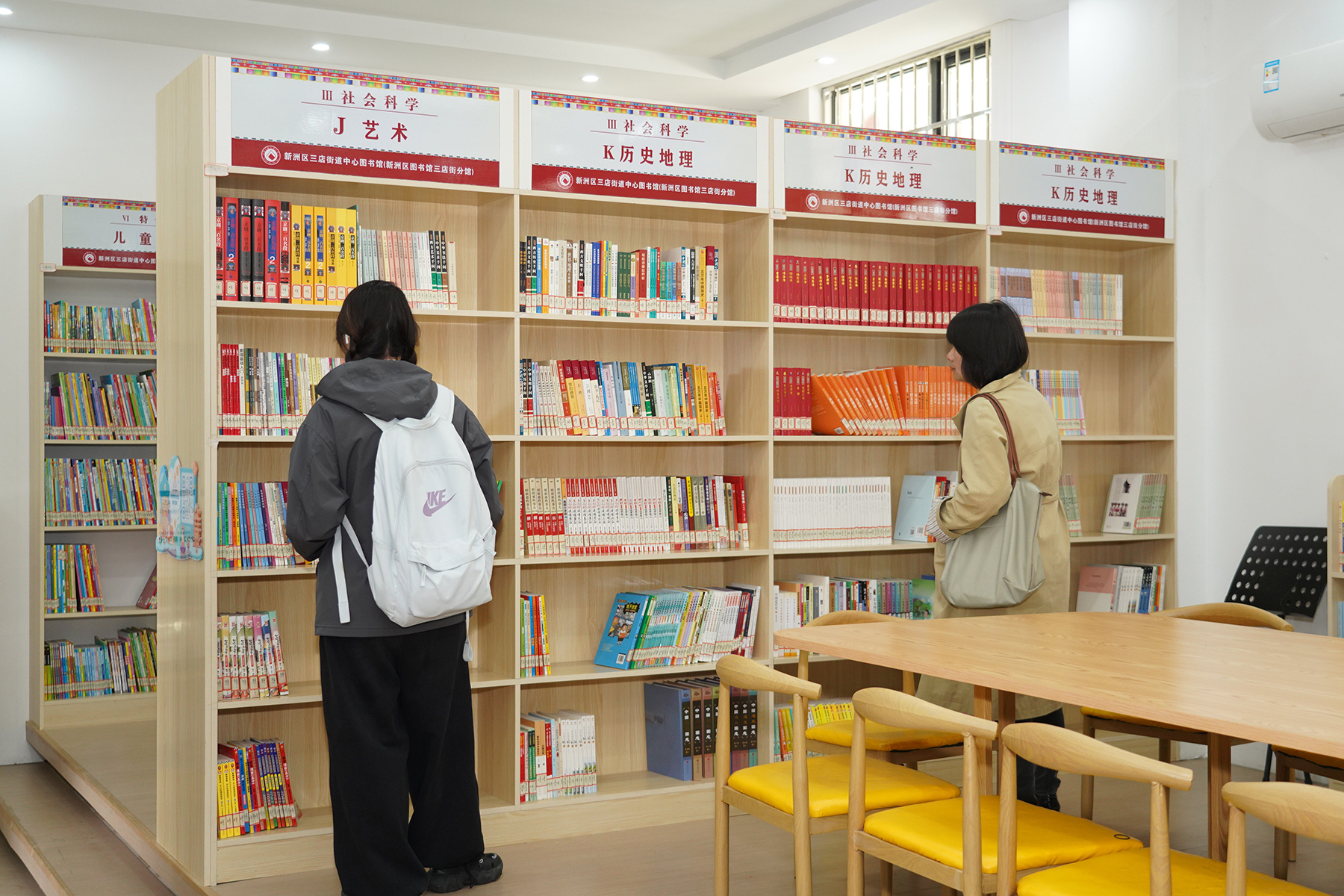 新洲区“十分钟阅读圈”基本形成。村民在三店街农家书屋阅读书籍。叶东辉 摄.jpg