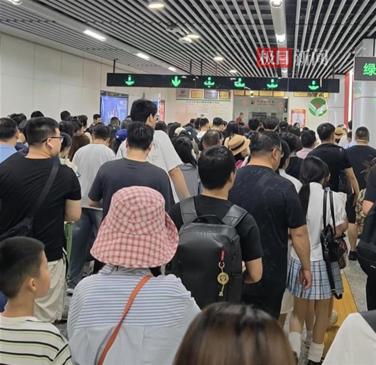 长沙橘子洲景区五一假期人气爆棚，连续数日预约已满