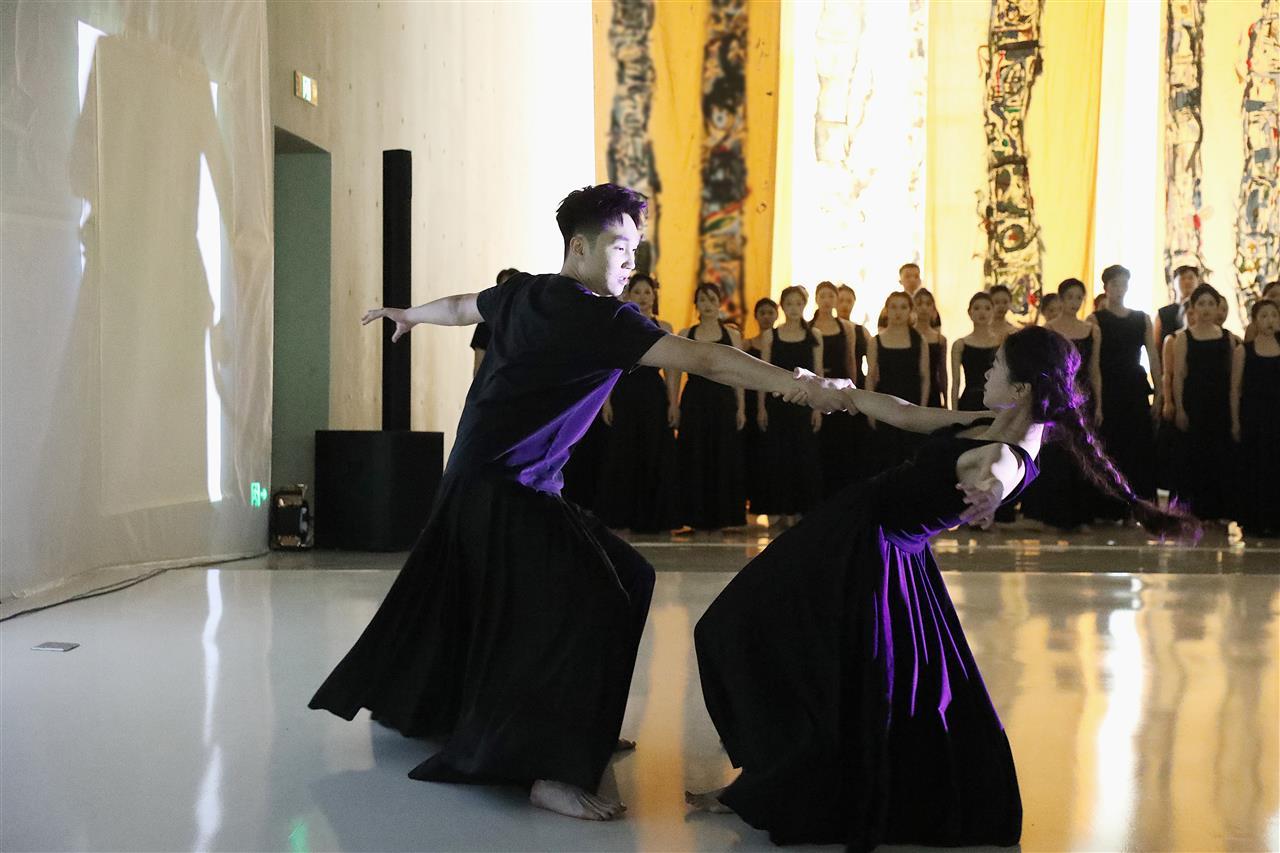 3 成龙影视传媒学院2021级舞蹈表演专业环境舞蹈《语言·寓言·童话》在武汉美术馆（琴台馆）精彩上演。黎艺丁 摄.JPG